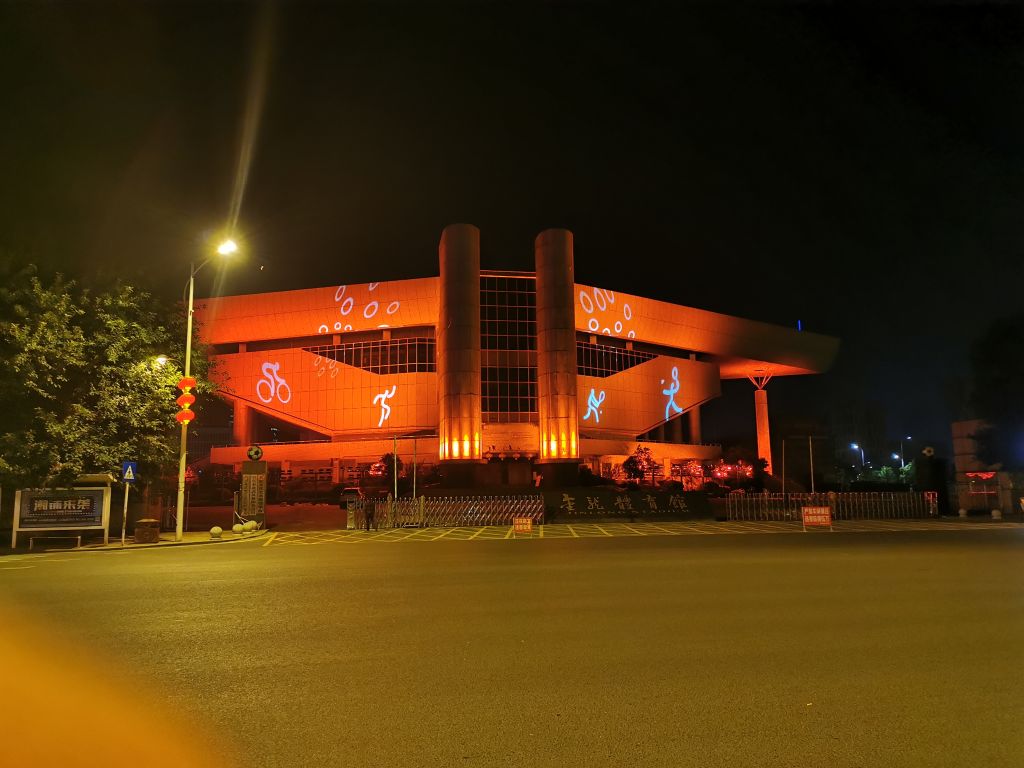 重慶銅梁金龍體育中心外墻投影